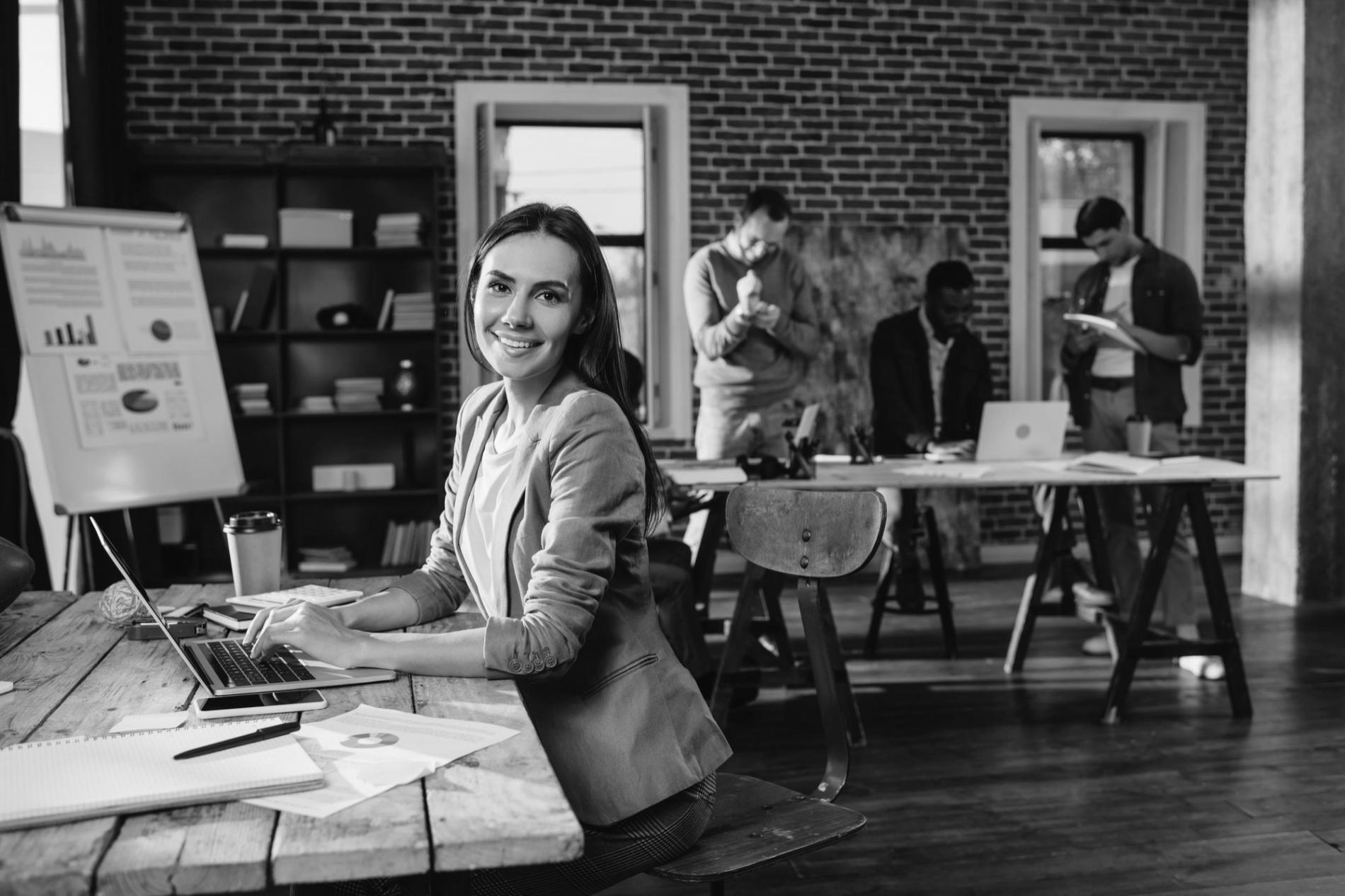 Equipo de Vilenoraphix trabajando en soluciones financieras personalizadas para nuestros clientes